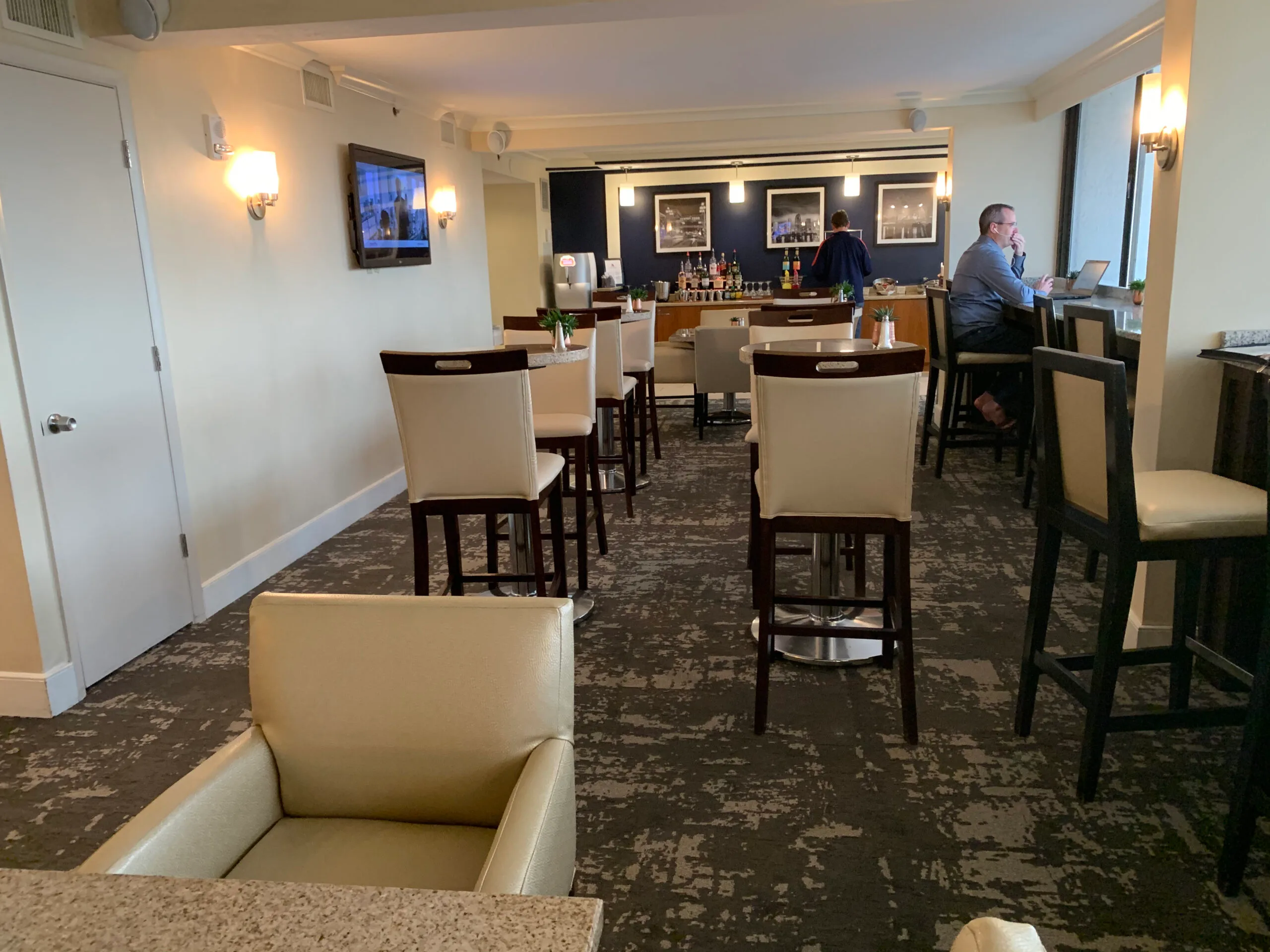 Hotelzimmertisch mit Kaffeemaschine, Getränken und Snacks
