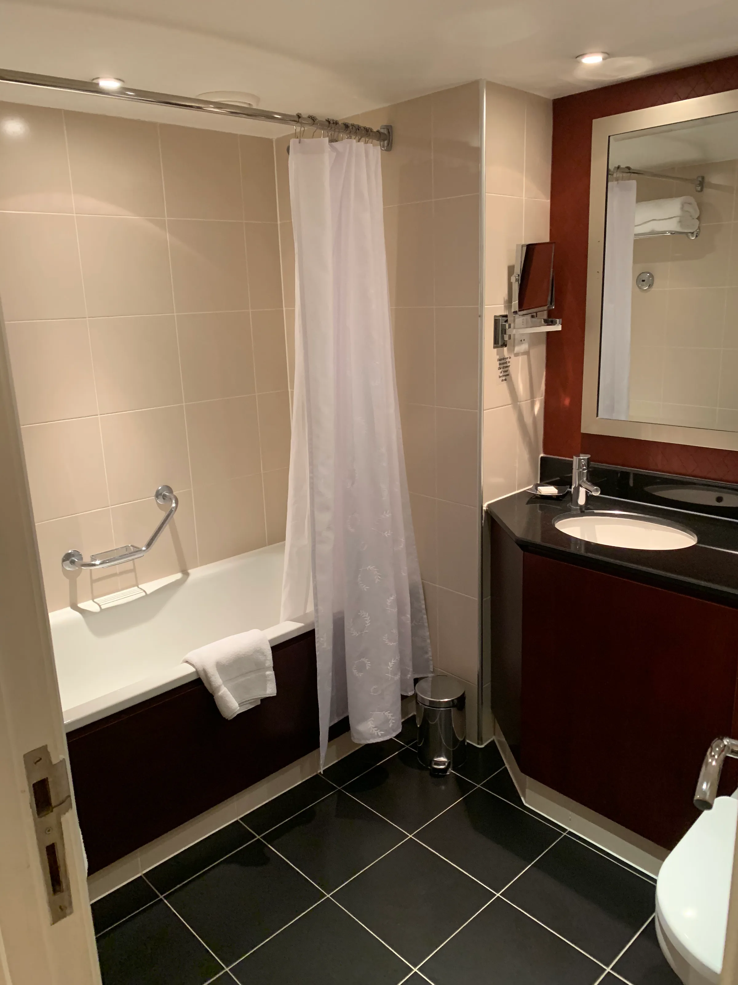 Hotelbad mit Badewanne und Dusche