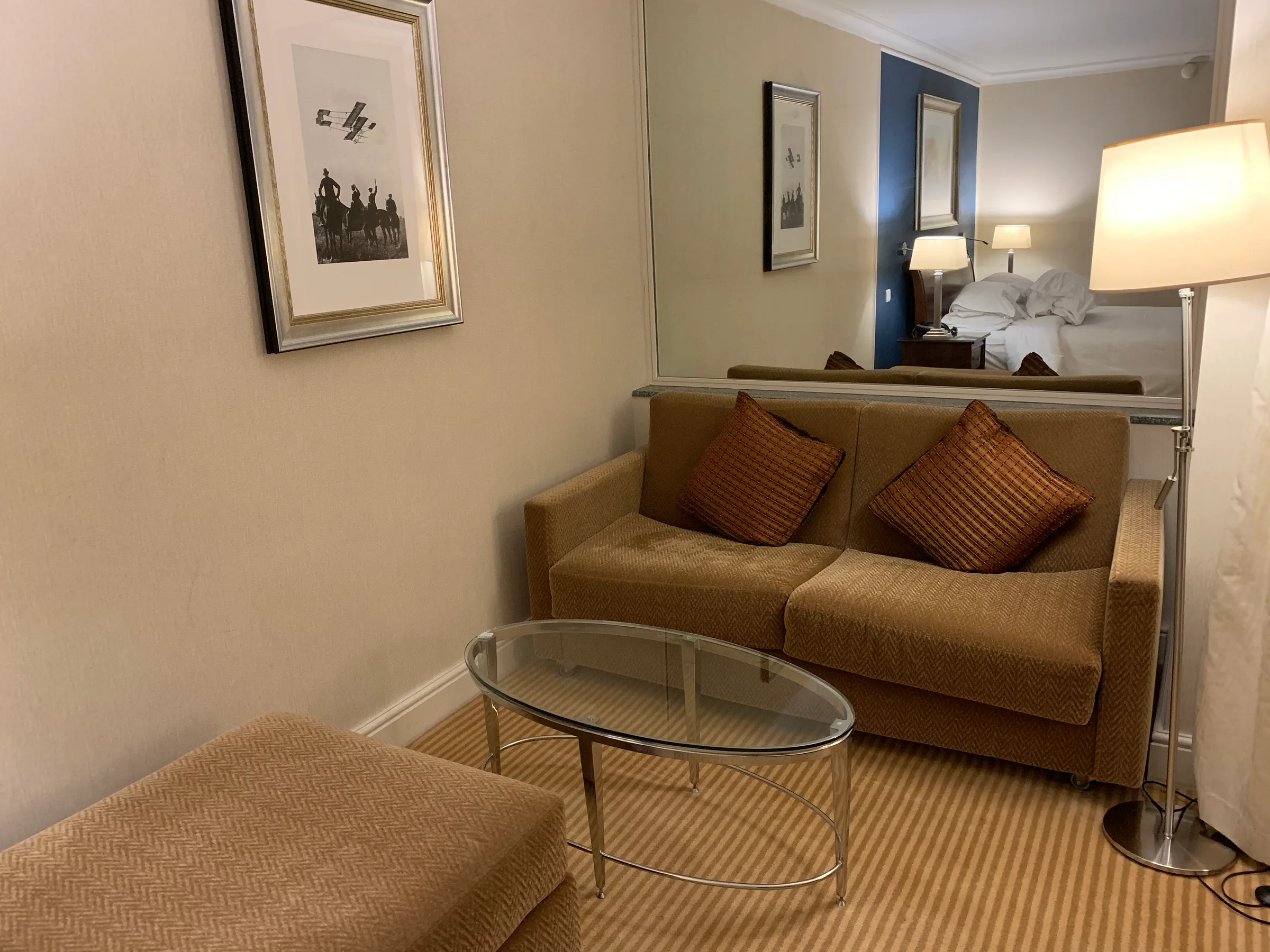 Hotelzimmer mit Couch und Glas-Tisch