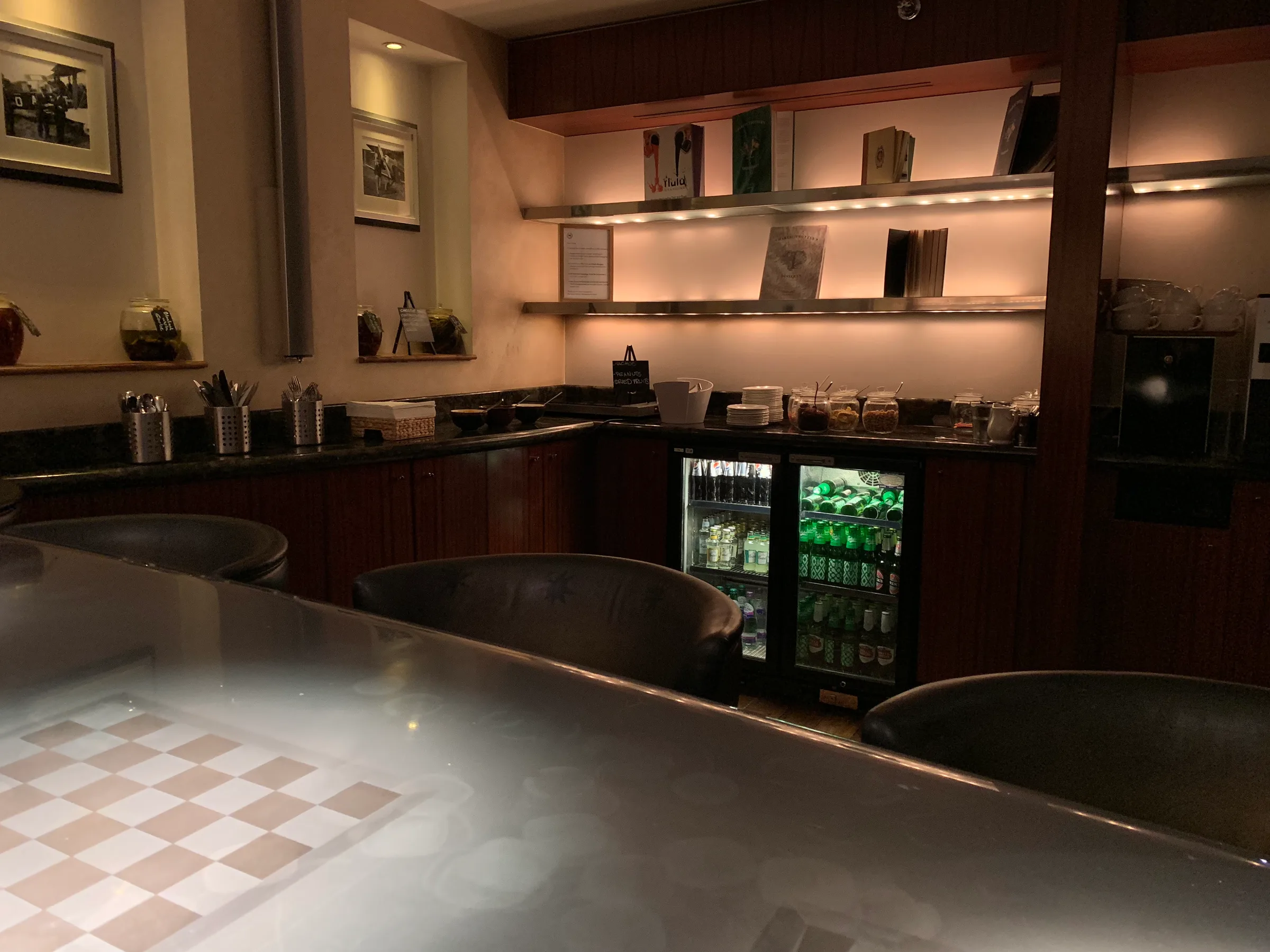 Hotelbar mit Getränkekühlschrank und Regalen