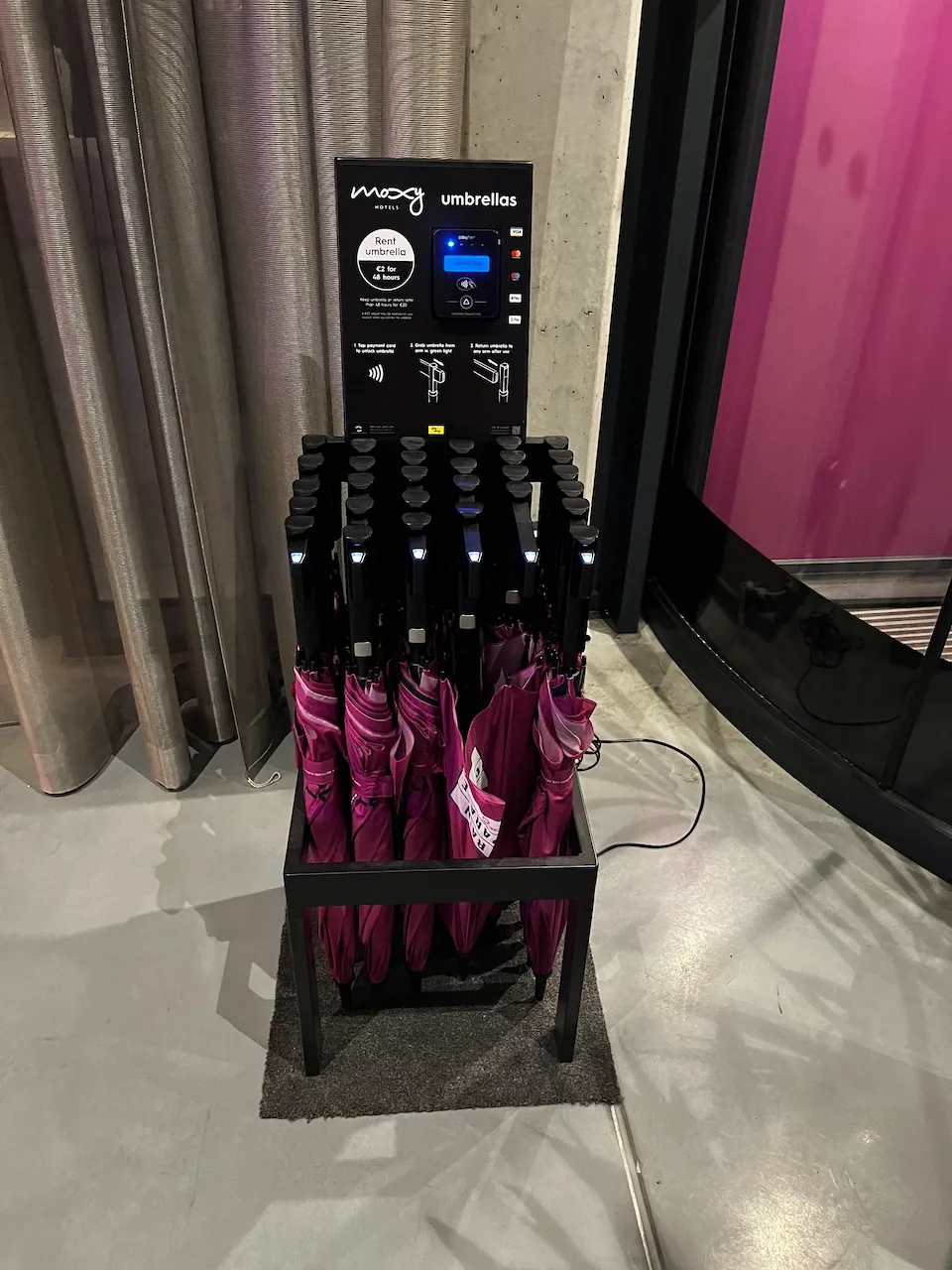 Regenschirm-Automat mit rosa Schirmen