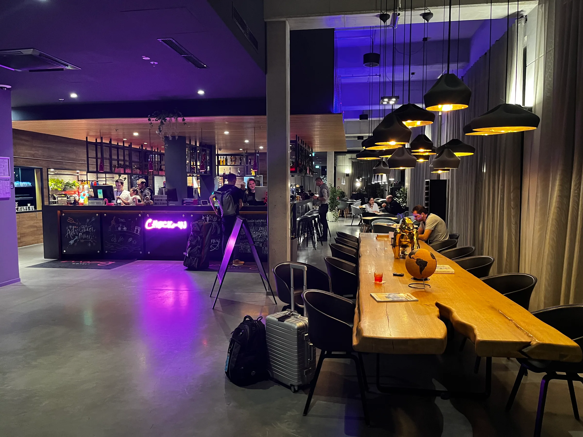 Hotellobby mit Bar und Holztischen
