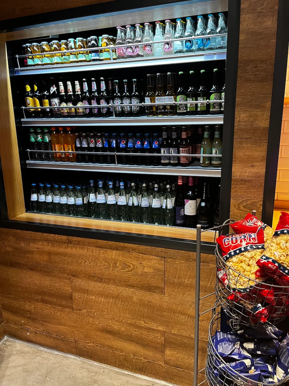 Getränkekühlschrank mit verschiedenen Getränken und Snacks