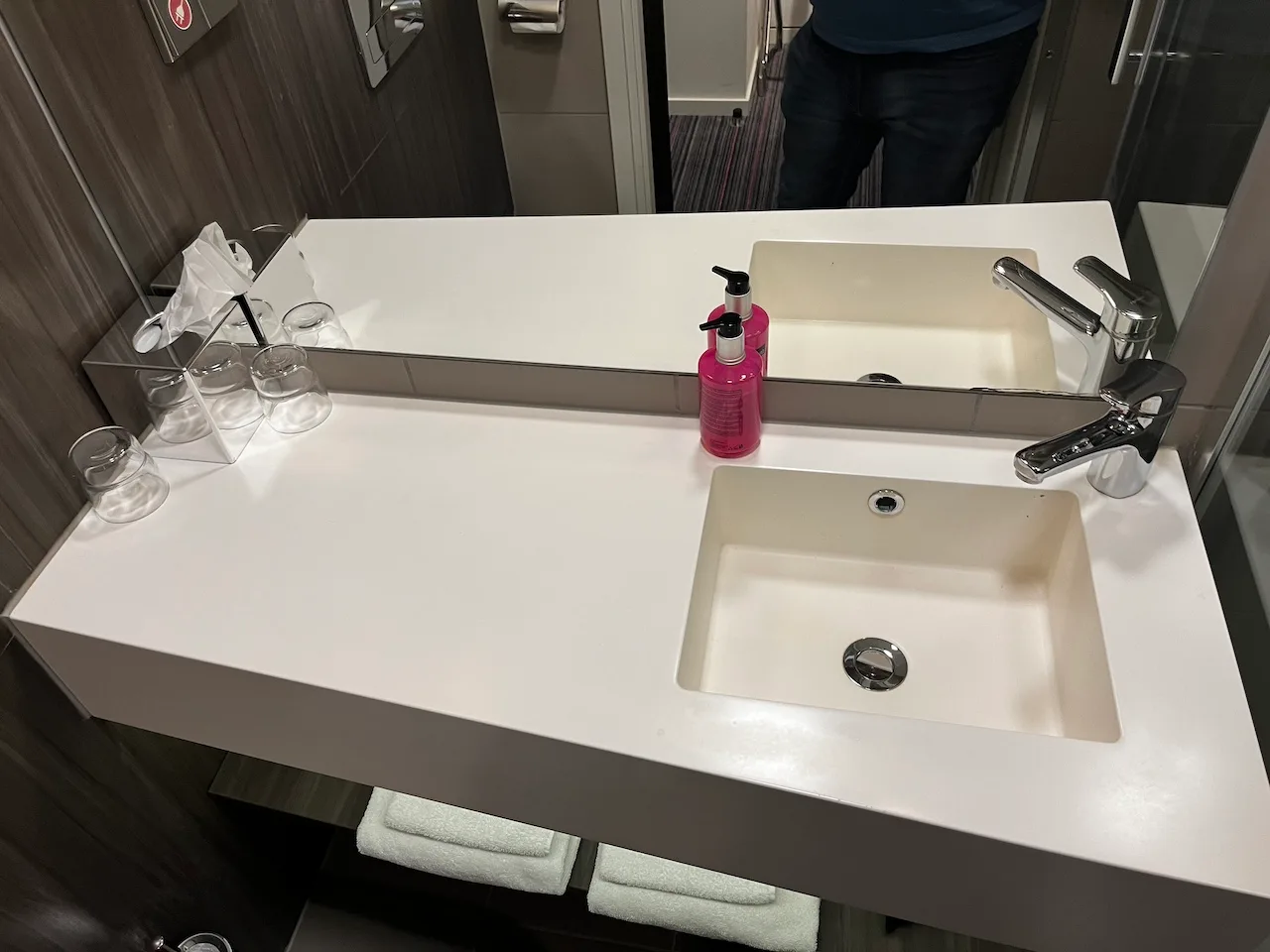 Moderne Waschtischplatte mit Spiegeln und Flüssigseifenflaschen