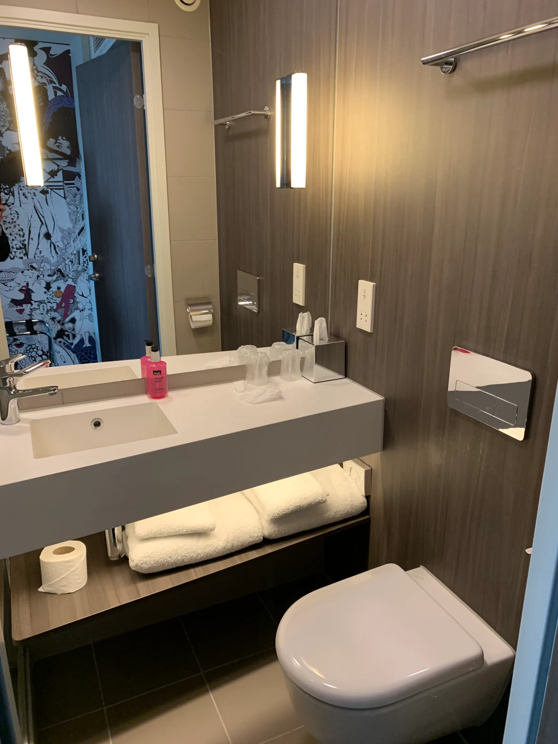 Moderne Badezimmeranlage mit Waschbecken und Toilette