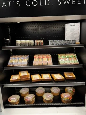 Kühlschrank mit verschiedenen Snacks und Salaten