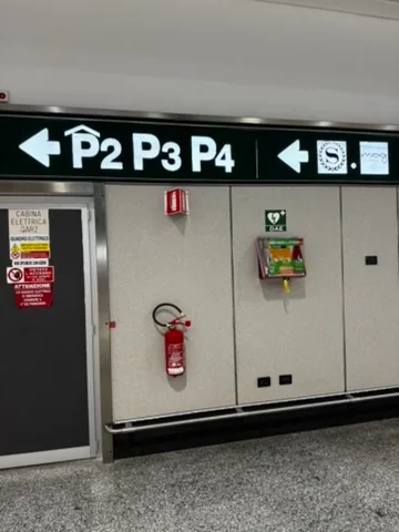 Notizierter Flughafen-Parkplatz mit Schildern für P2, P3 und P4