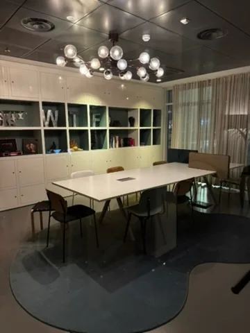 Moderne Konferenzraum mit Tisch und Stühlen