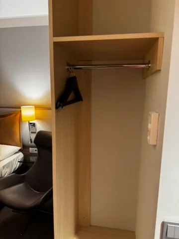 Schrank mit Kleiderbügel und Haken im Hotelzimmer