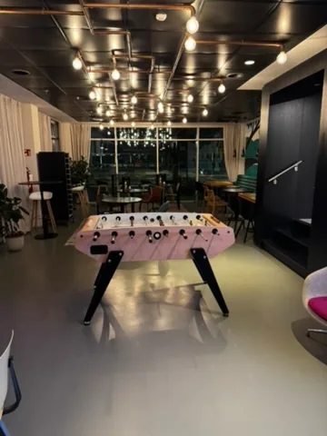 Fussballtisch im Lobbybereich eines Hotels