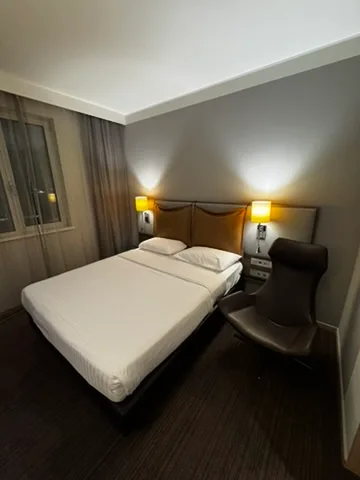 Hotelzimmer mit Doppelbett und Nachttischlampen