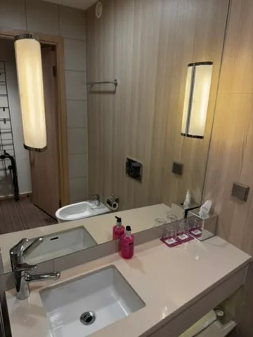 Moderne Badezimmeranlage mit Waschbecken und Spiegeln