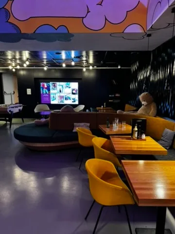 Loungebereich mit Sitzmöbeln und Flachbildfernseher