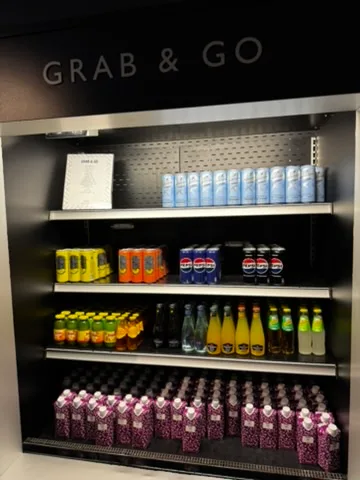 Getränkekühlschrank mit verschiedenen Getränken wie Cola, Saft und Milchprodukten