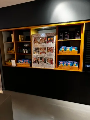 Hotelregal mit Snacks und Getränken
