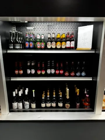 Getränkekühlschrank mit Bierflaschen und Spirituosen