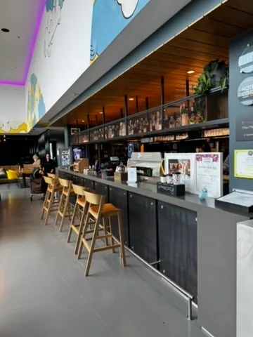 Hotelbar mit Stühlen und Tresen