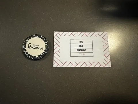 Karte mit Rabattcode und Kaffeepunkt