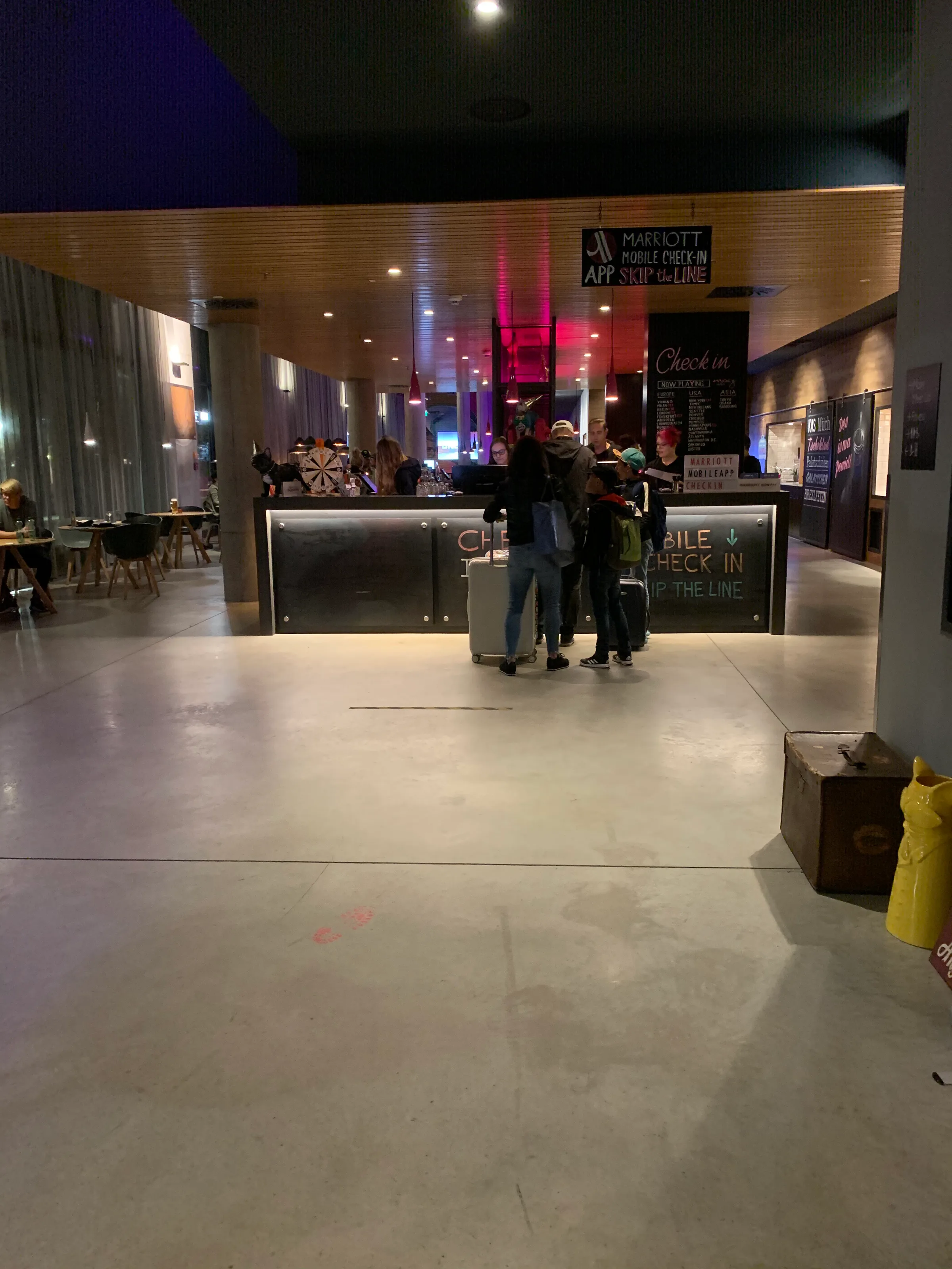 Hotellobby mit Rezeption und Personen