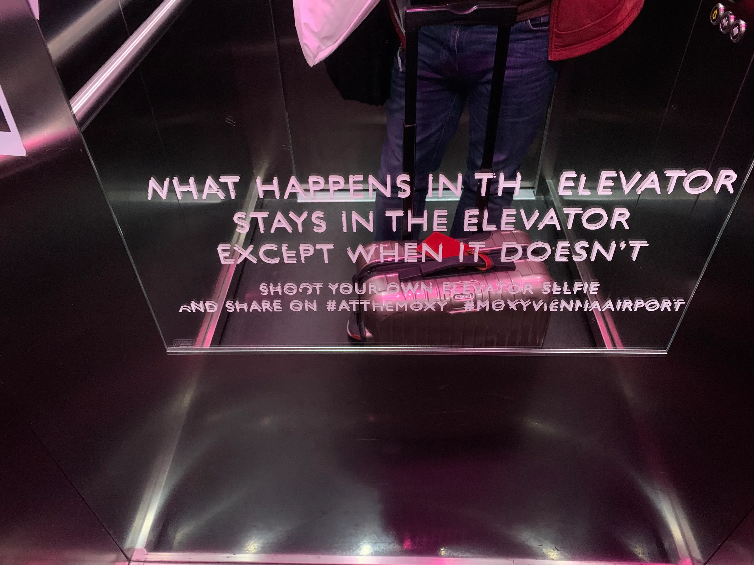 Aufzug mit Text auf Glaswand