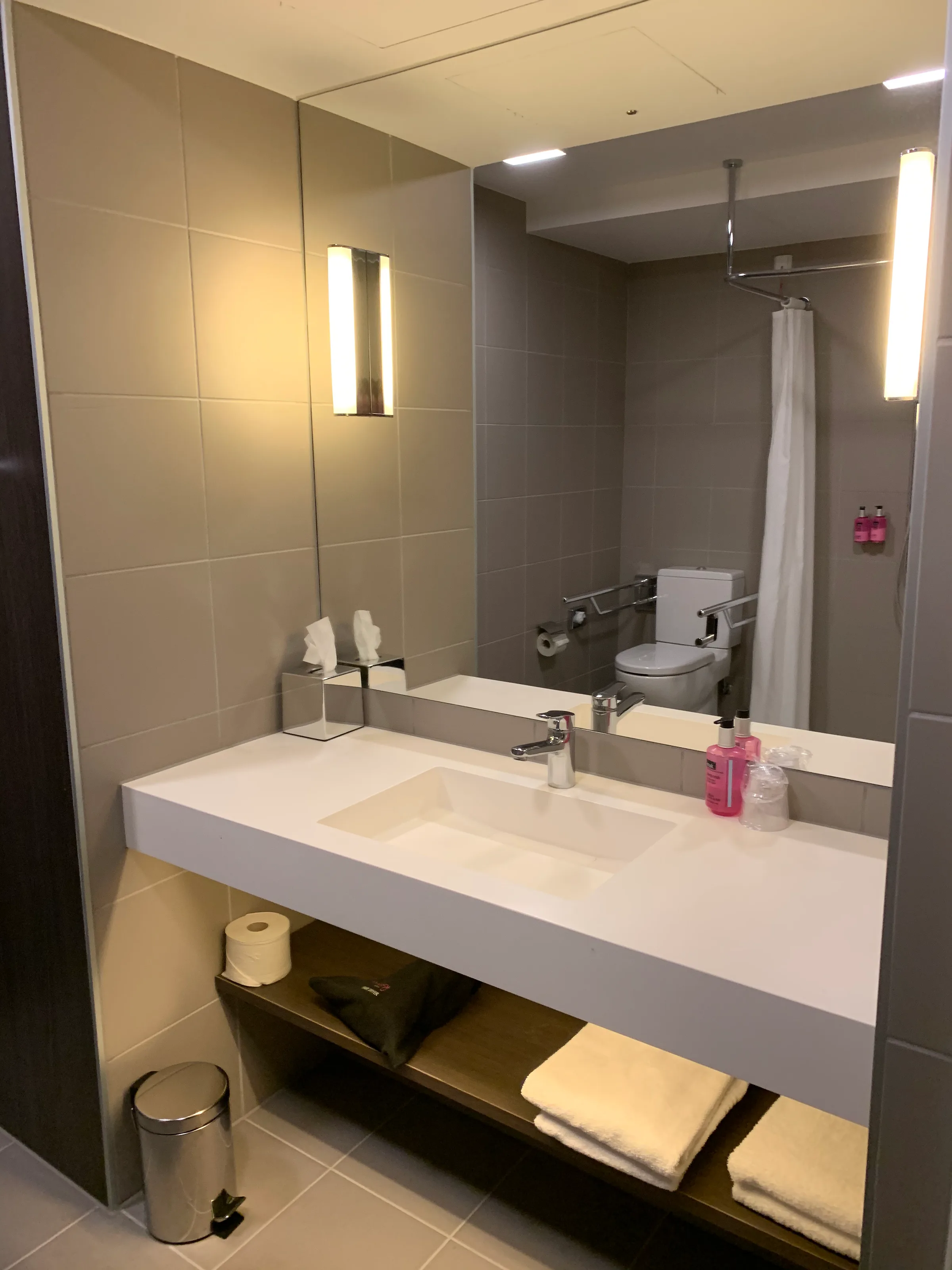 Moderne Badezimmeranlage mit Waschbecken und Spiegel