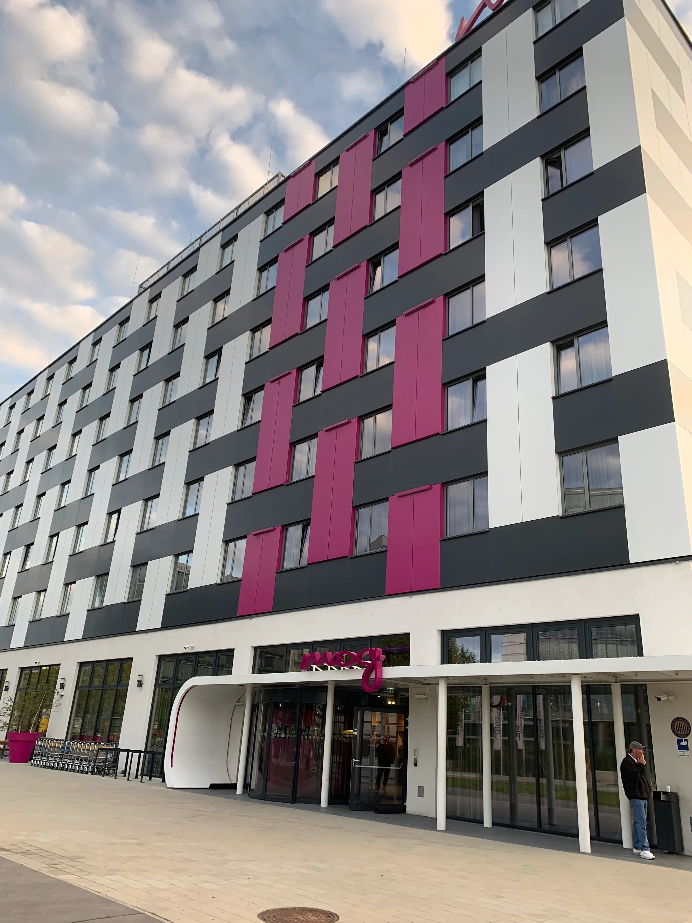 Fassade des Moxy Hotels Wien Flughafen mit farbigen Fensterläden