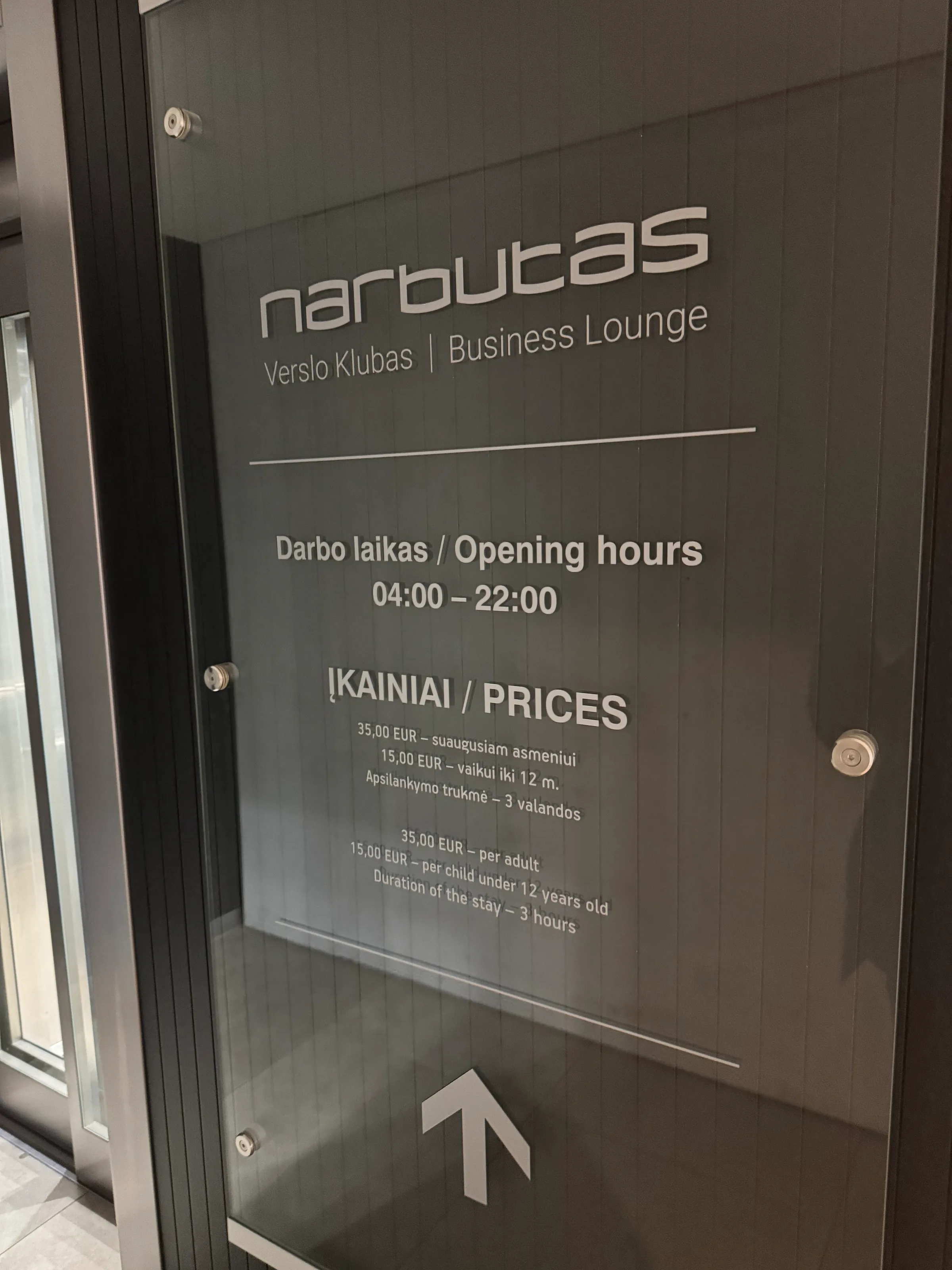 Tür mit Schild für den Narbutas Business Lounge in Vilnius