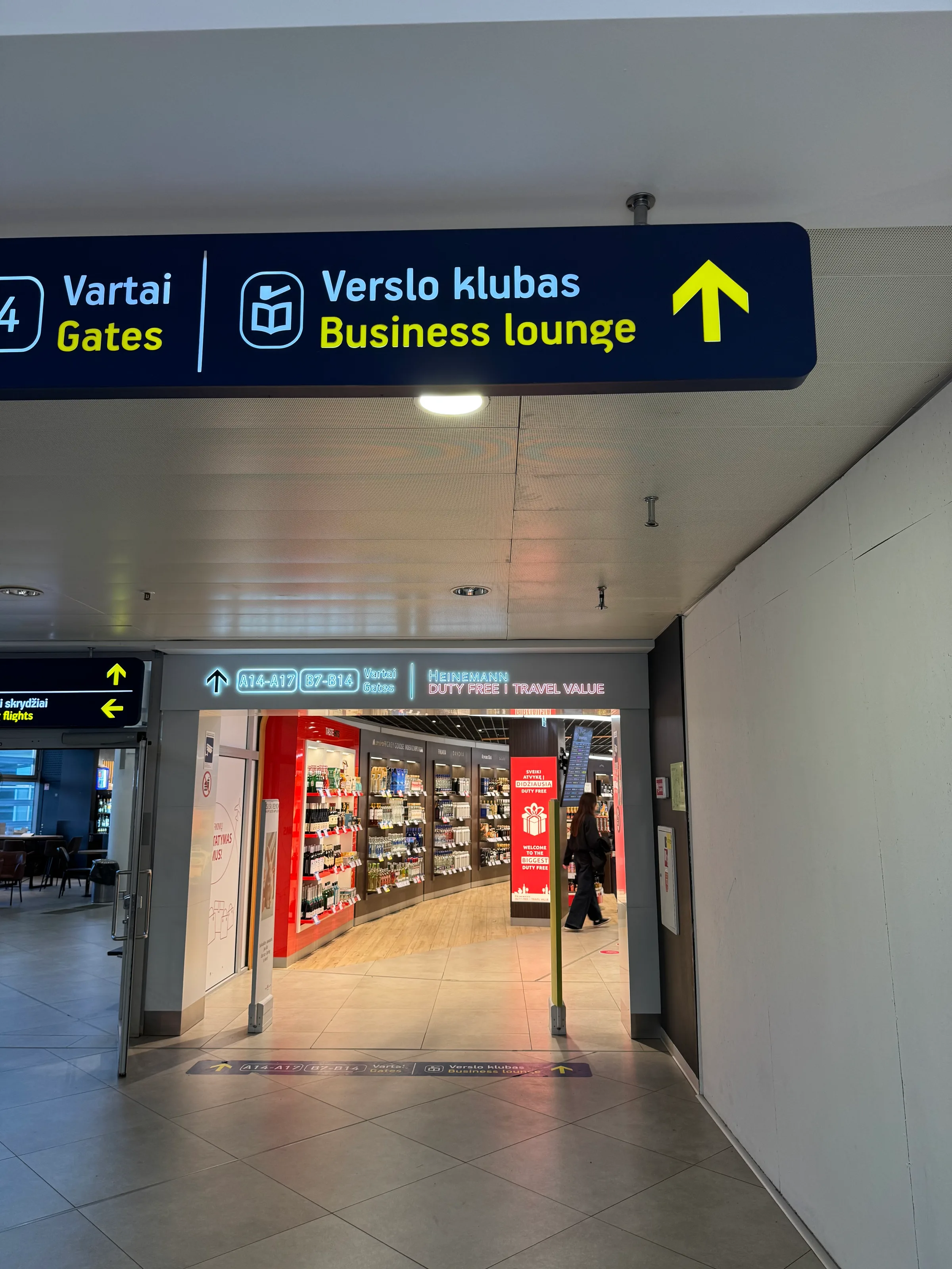 Geschilderter Wegweiser für Gates und Business lounge
