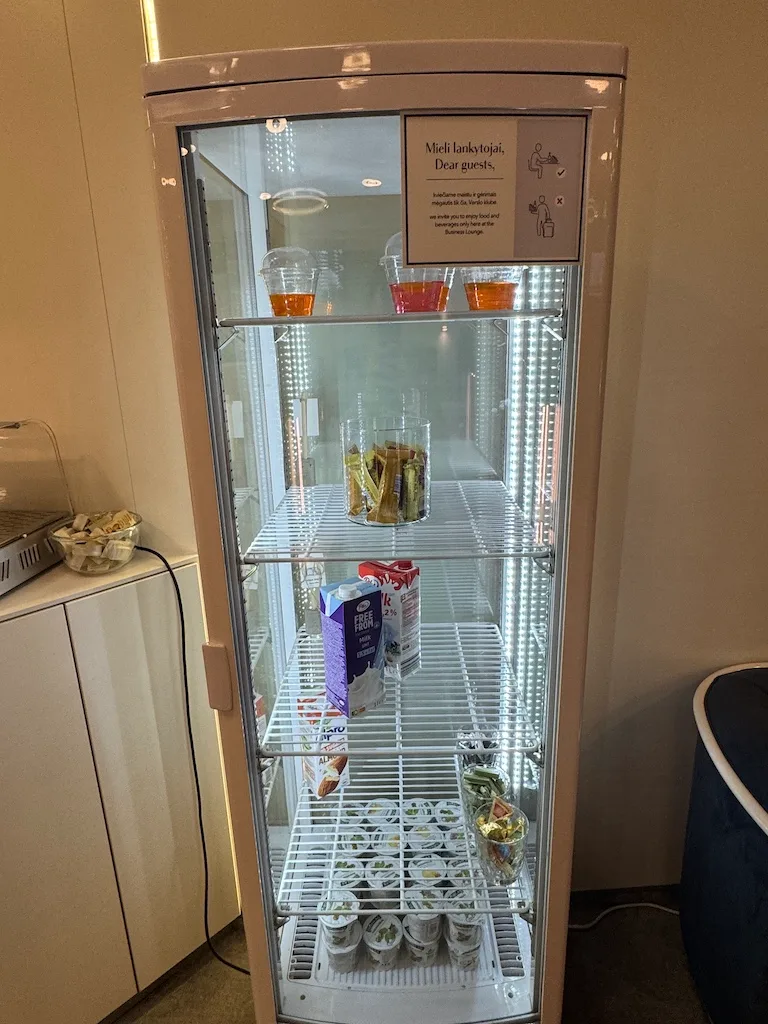 Kühlschrank mit Getränken und Snacks für Gäste