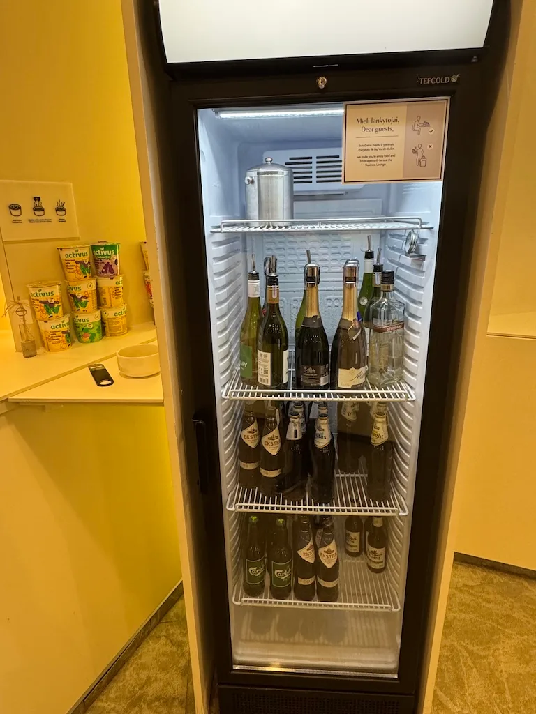 Gefüllter Kühlschrank mit alkoholischen Getränken