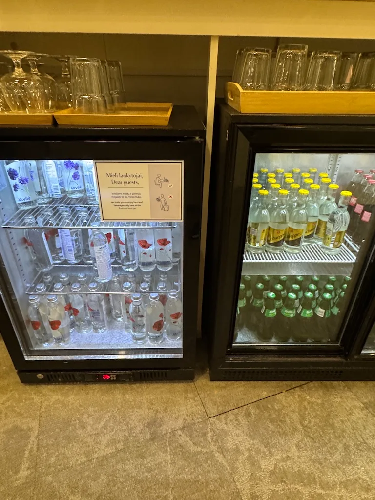 Kühlschränke mit Getränken und Gläsern im Business Lounge