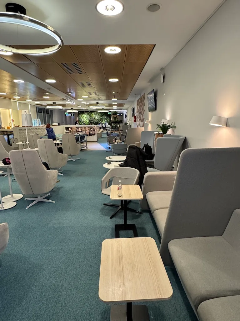 Business Lounge mit Sesseln und Tischen im Flughafen