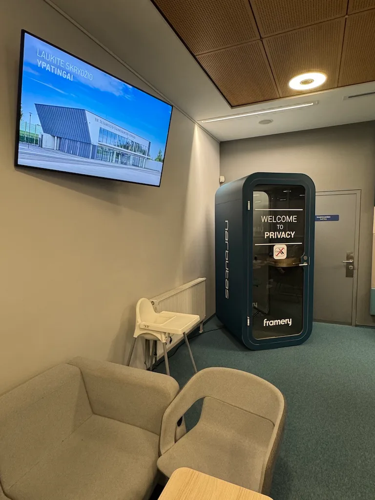 Wartezimmer mit Sesseln, Hochstuhl und Framery-Box
