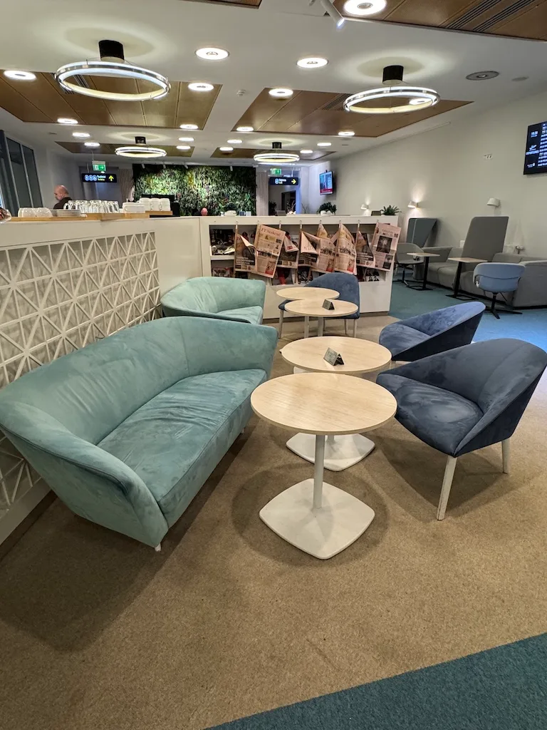 Business Lounge mit blauen Sofas und Holztischen