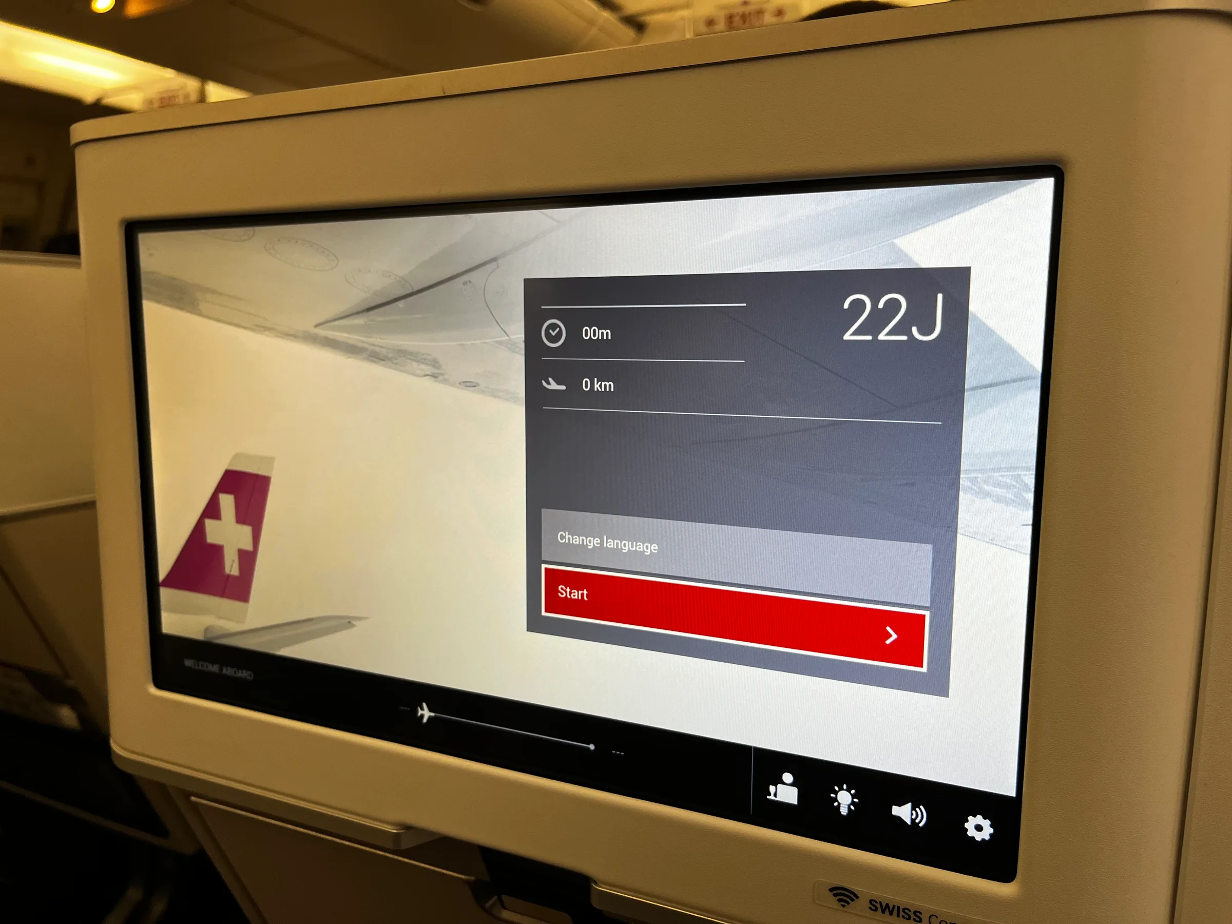 Fenster mit Swiss-Logo und IFE-Bildschirm