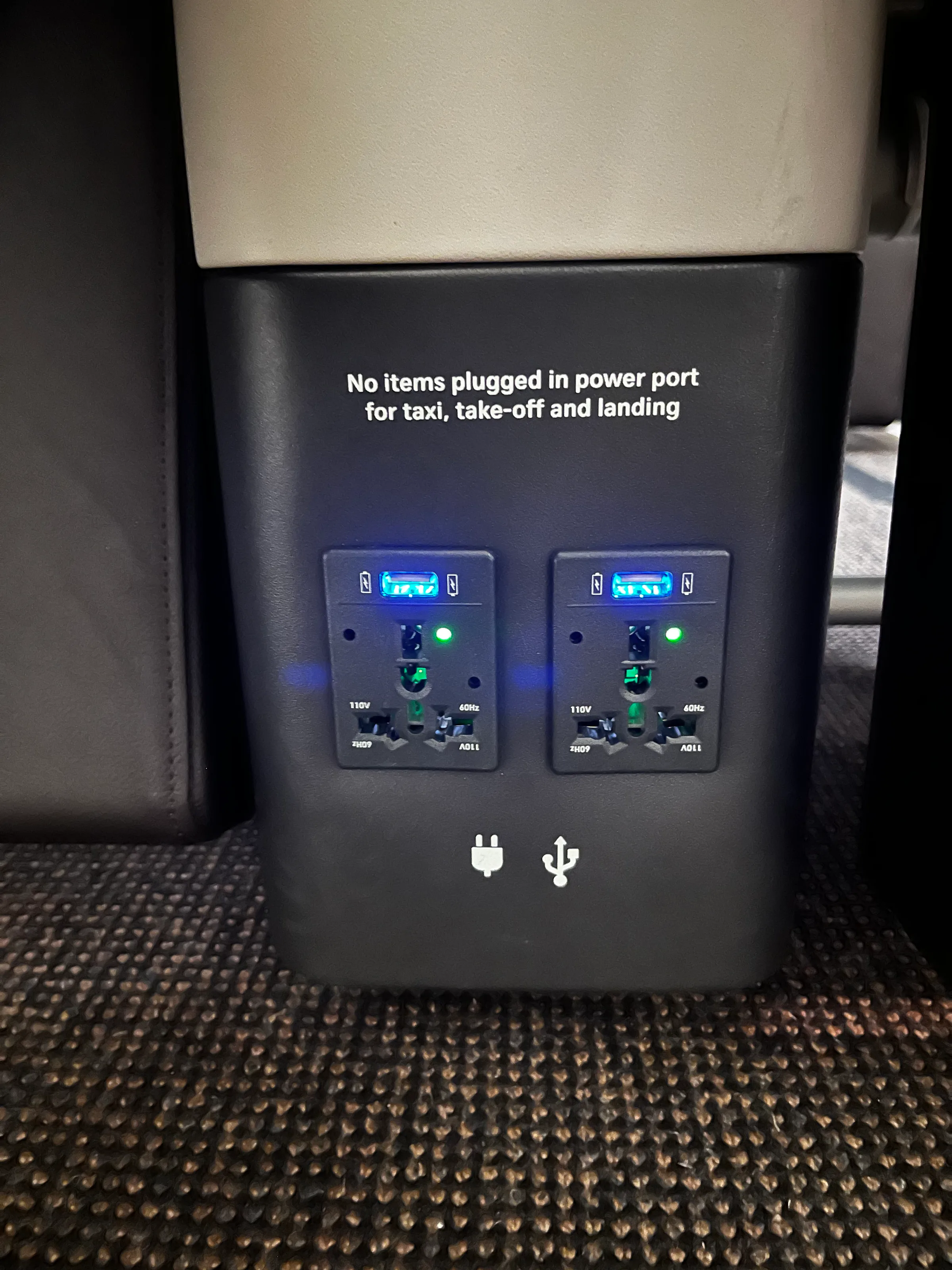 Steckdosen und USB-Anschlüsse am Sitz