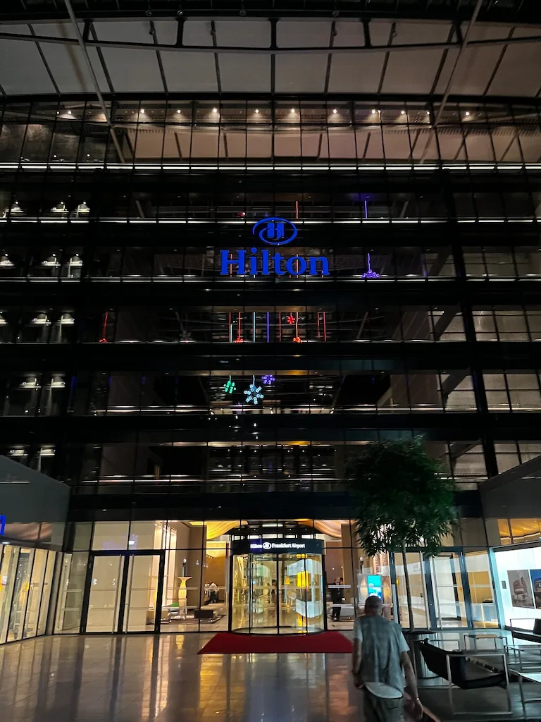Hilton-Fassade bei Nacht mit beleuchtetem Logo
