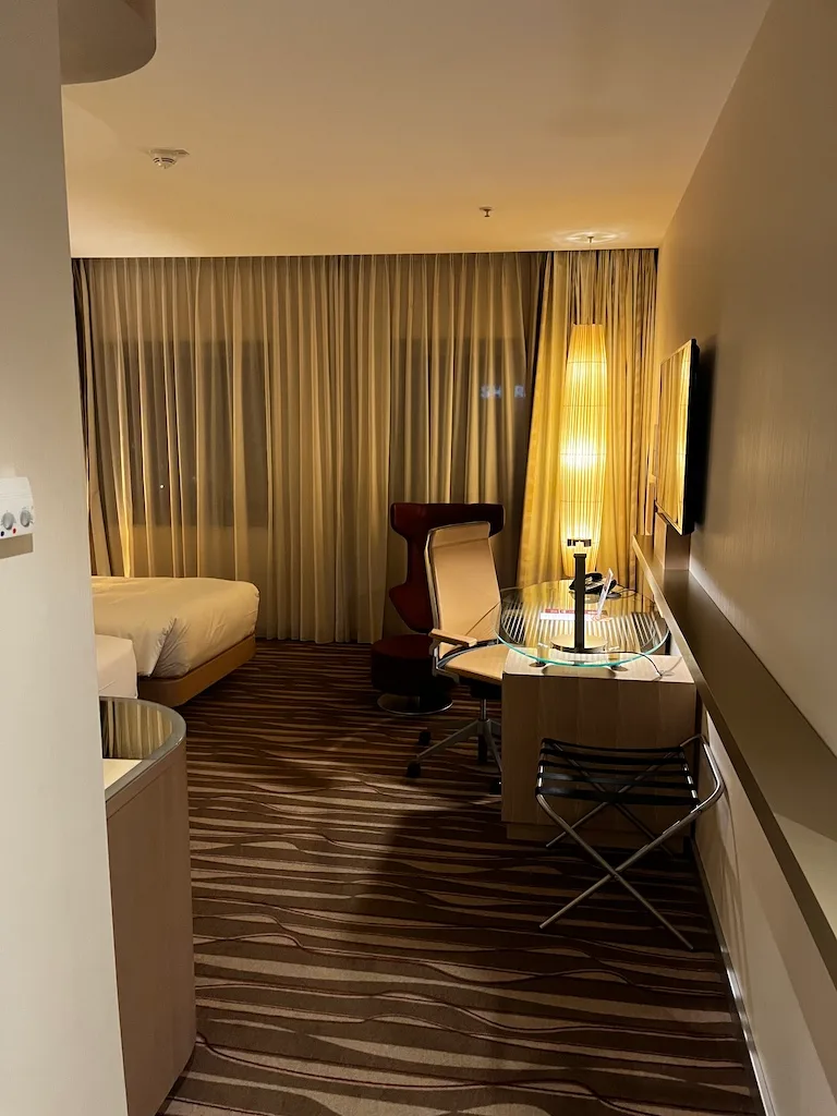 Hotelzimmer mit Doppelbett und Schreibtisch