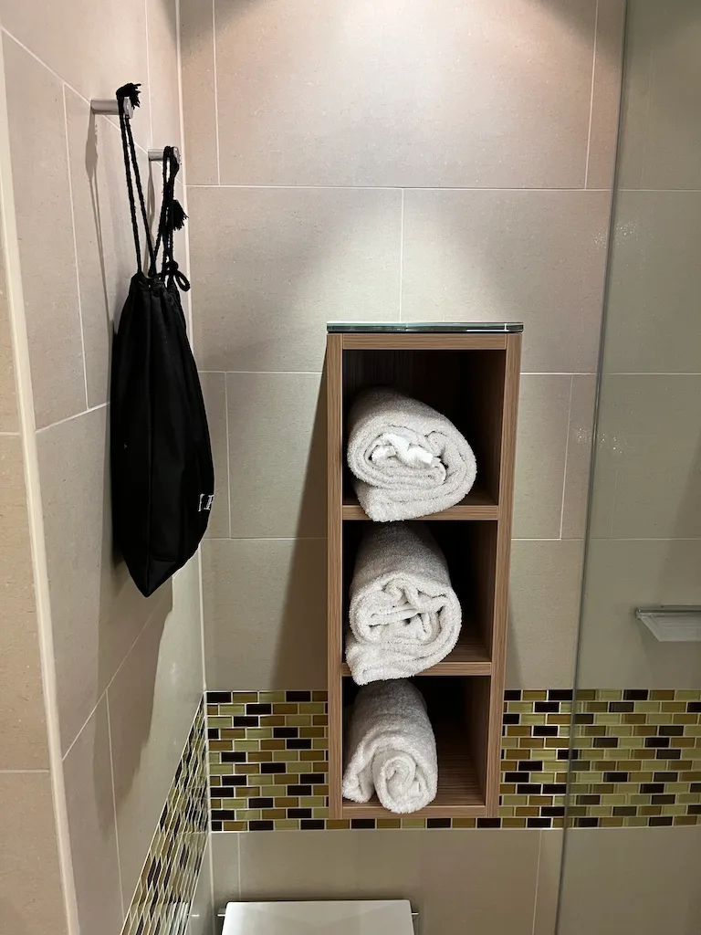 Dreistufiger Regal mit Handtüchern im Badezimmer