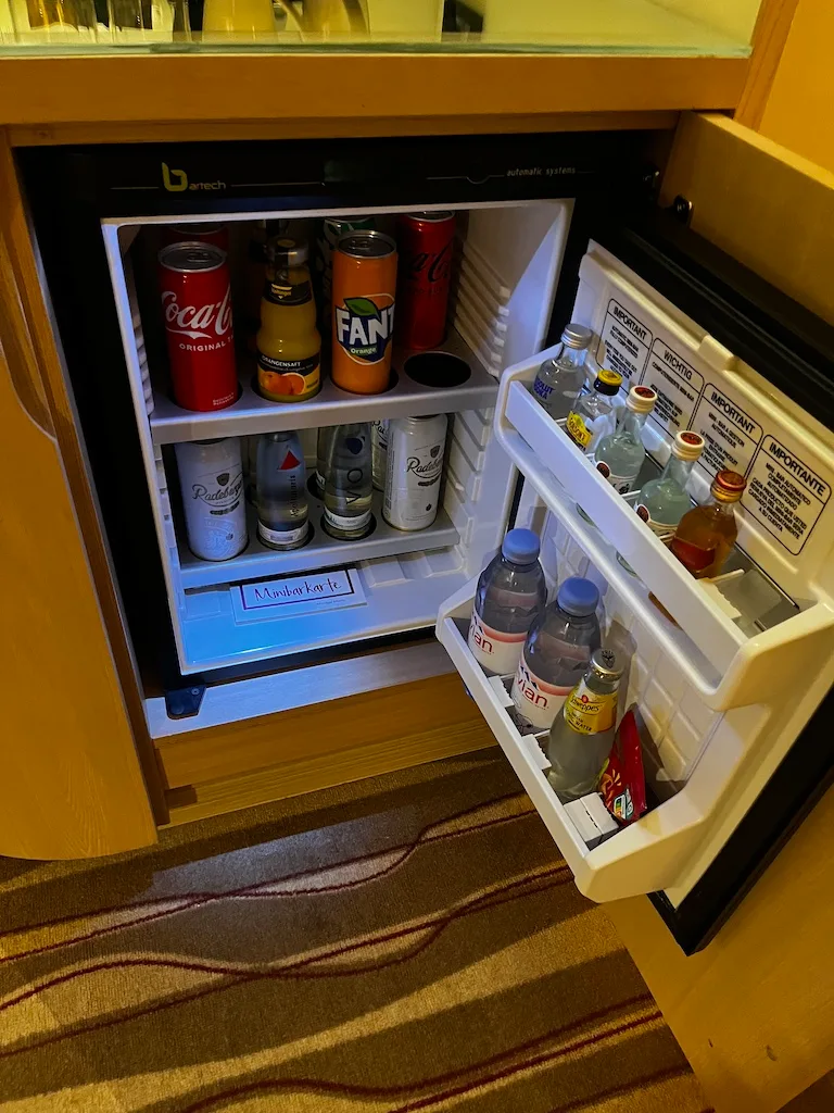 Hotelkühlschrank mit Getränken und Flaschen