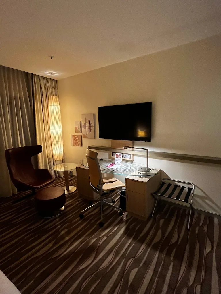 Hotelzimmer mit Schreibtisch und Fernseher