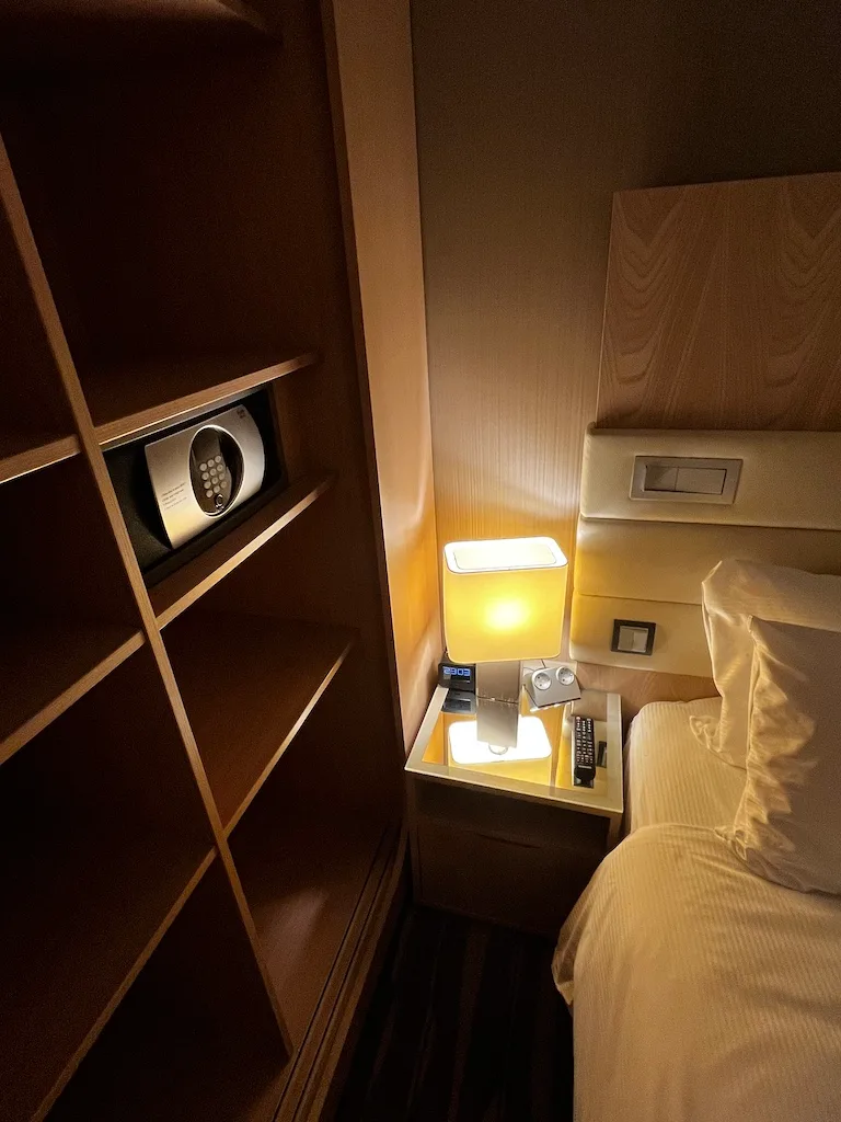 Hotelzimmer mit Doppelbett und Nachttischlampe