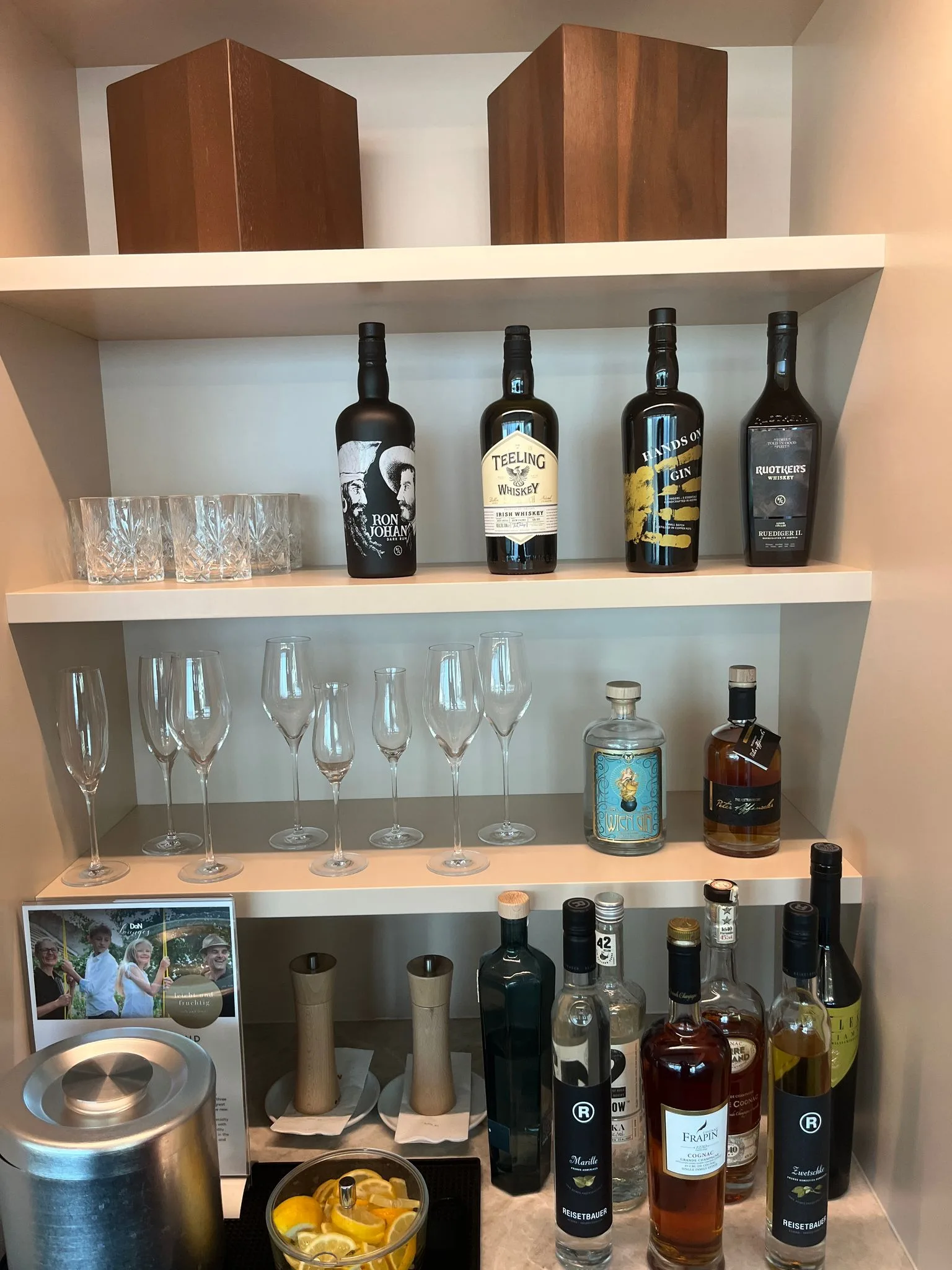 Regal mit Spirituosenflaschen und Gläsern im HON Lounge Wien