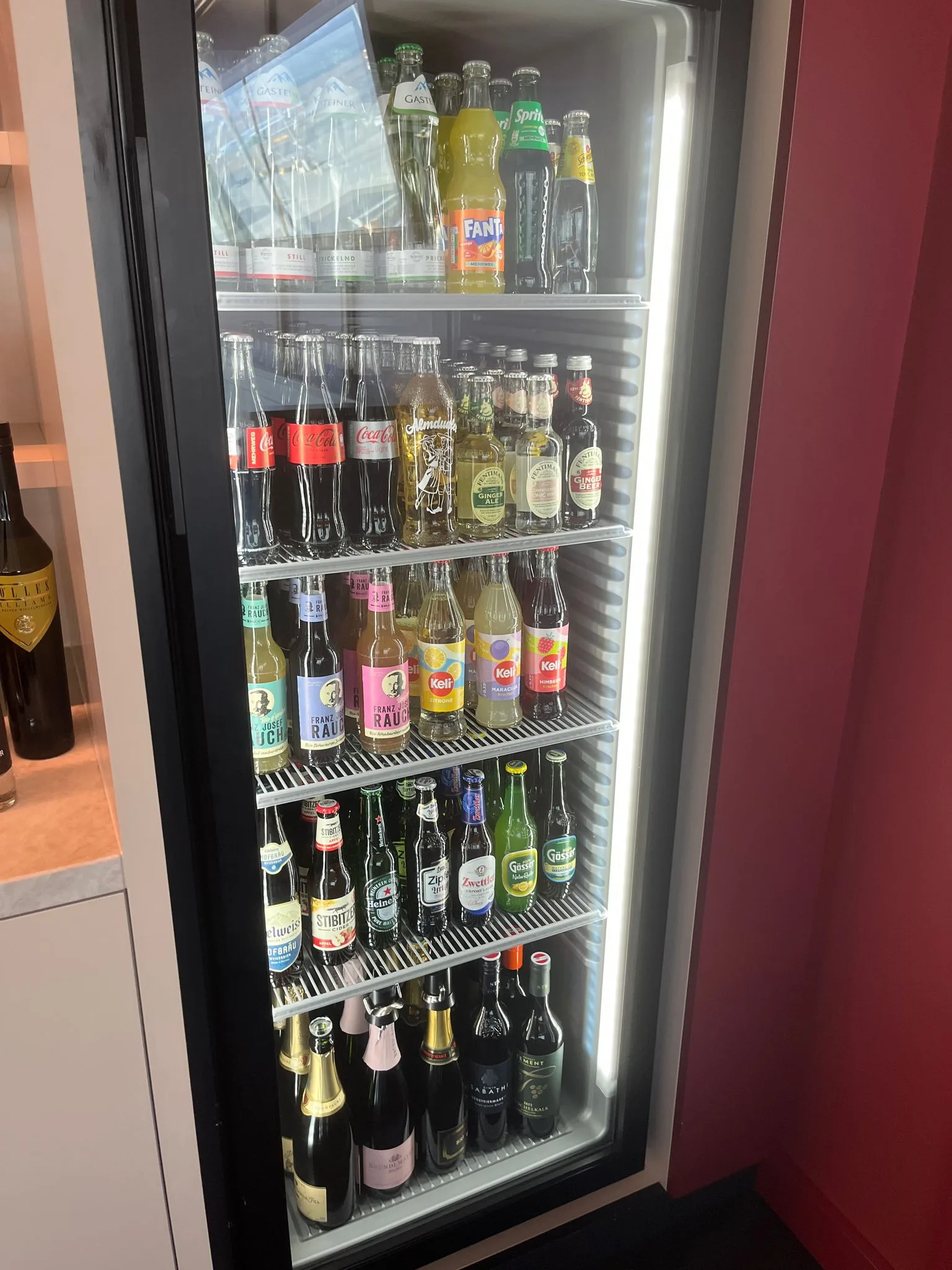 Kühlschrank mit verschiedenen Getränken