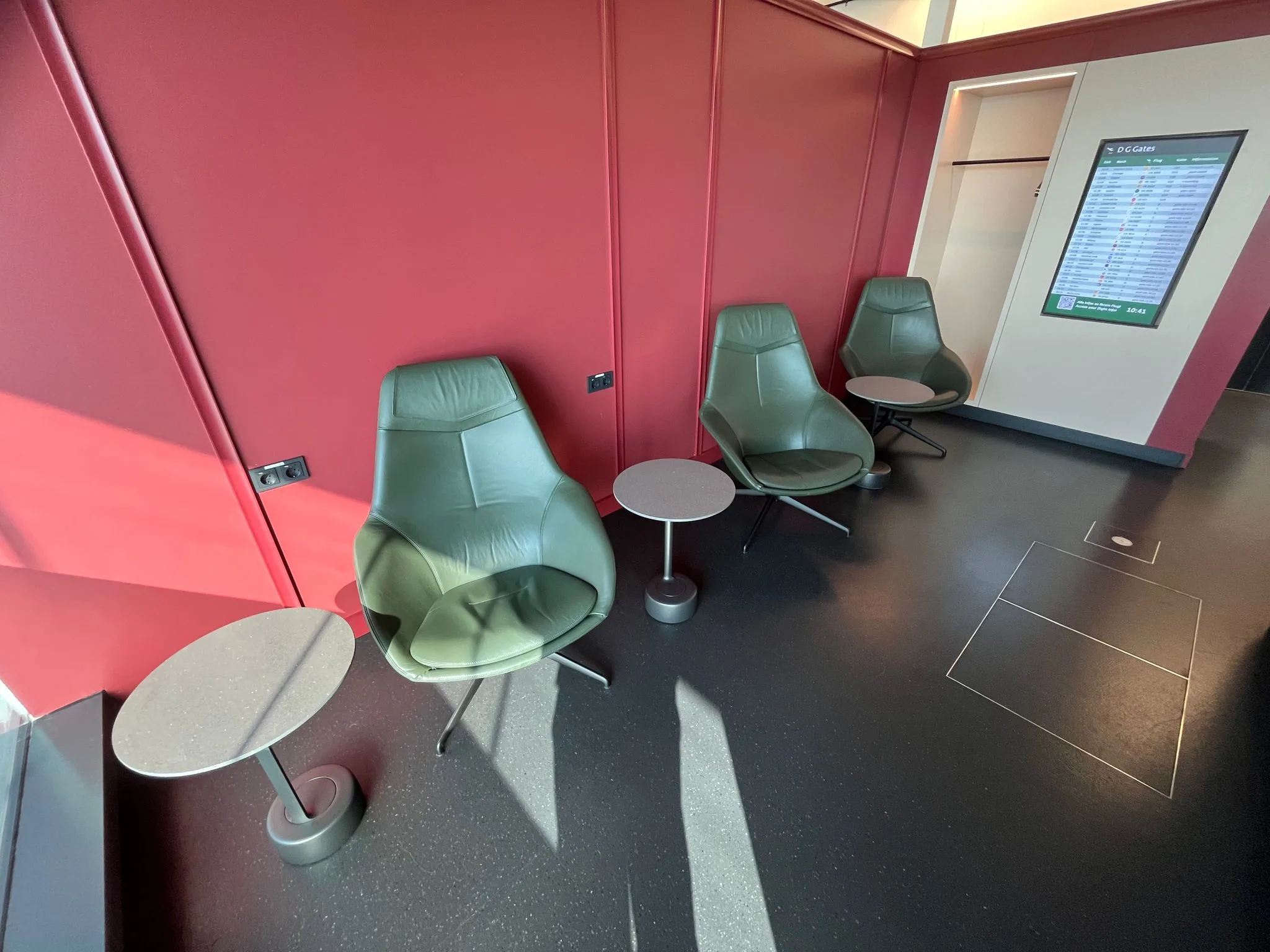 Wartezimmer mit drei Sesseln und Tischen