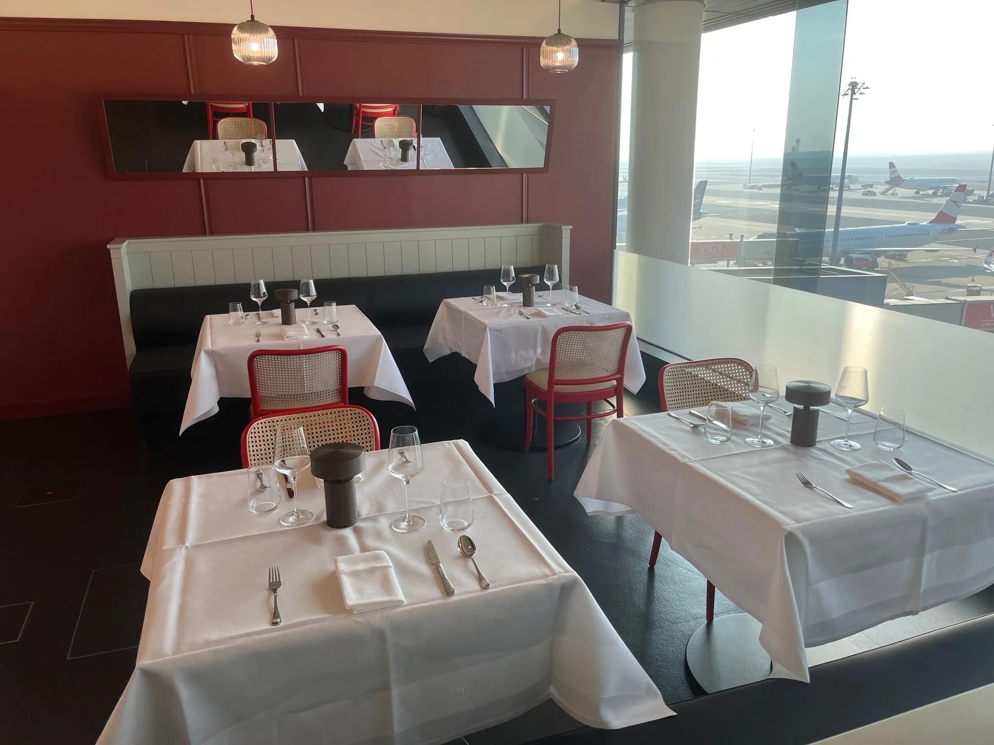 Restaurant mit Tischen und Stühlen im Flughafenlounge