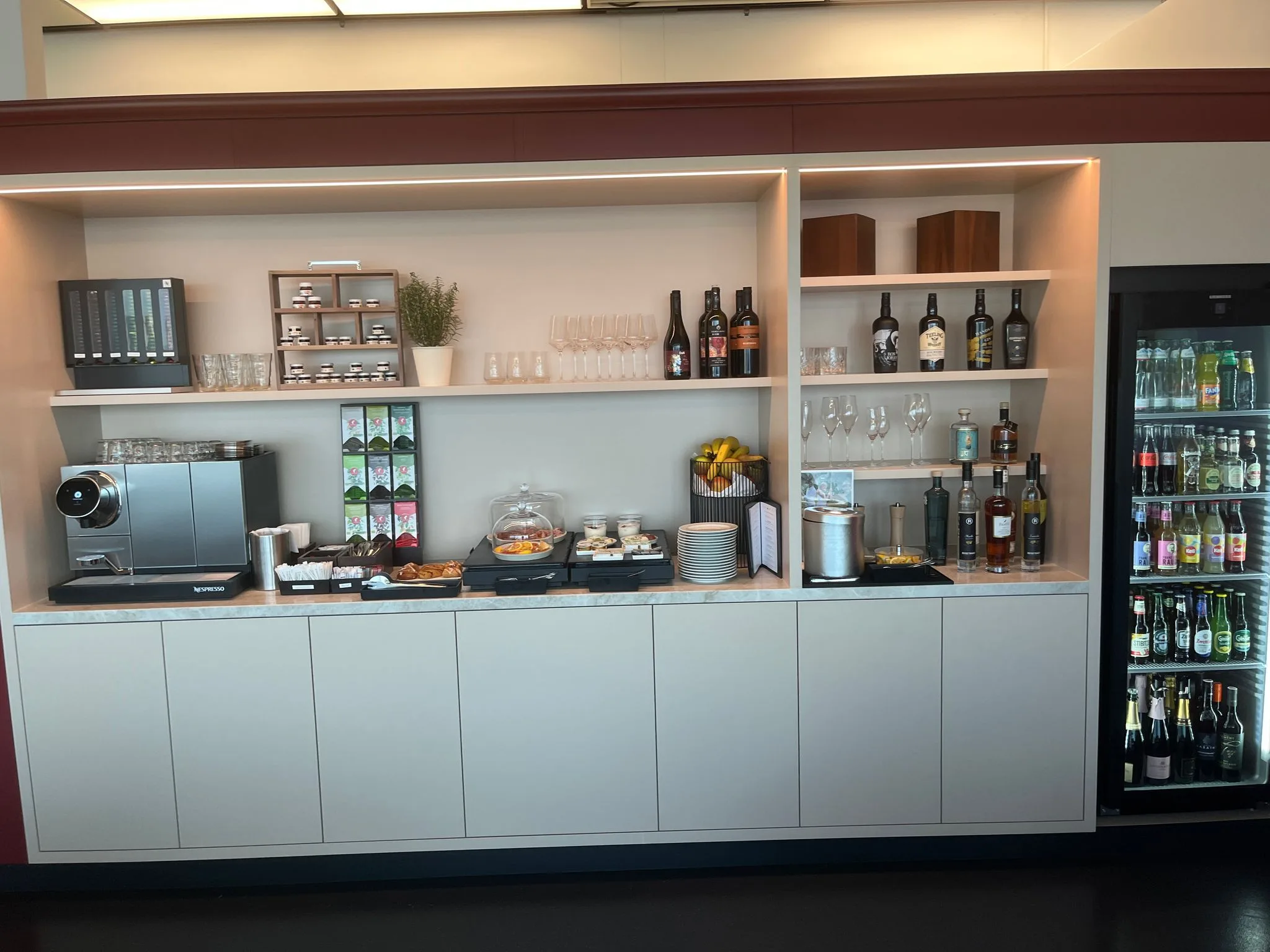 Lounge mit Getränken, Snacks und Kaffeevollautomat