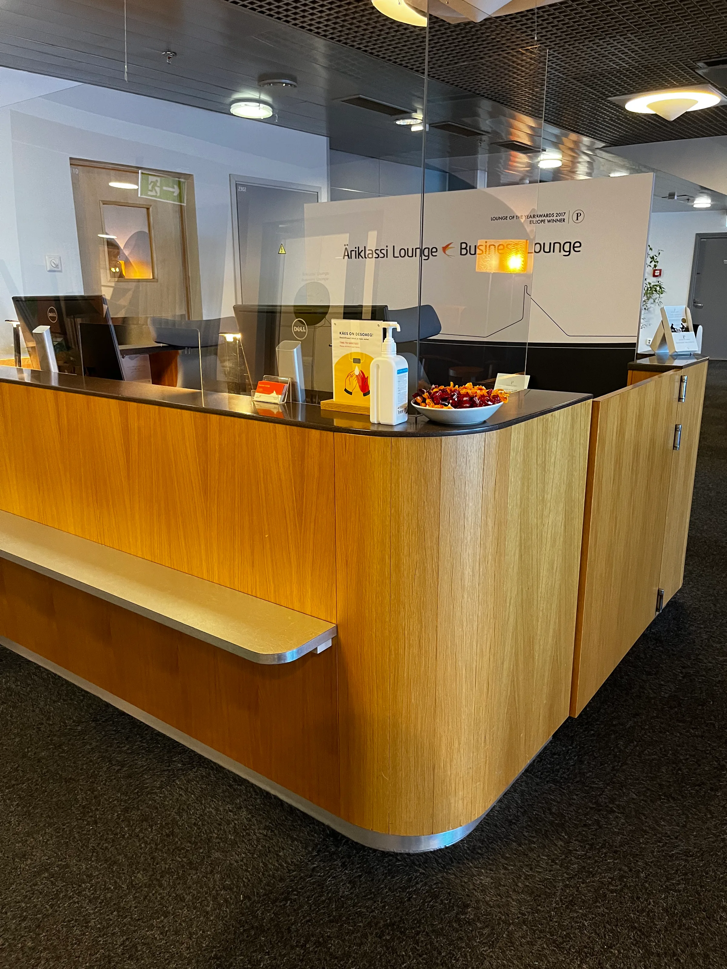 Businesslounge mit Holztresen und Informationsmaterialien