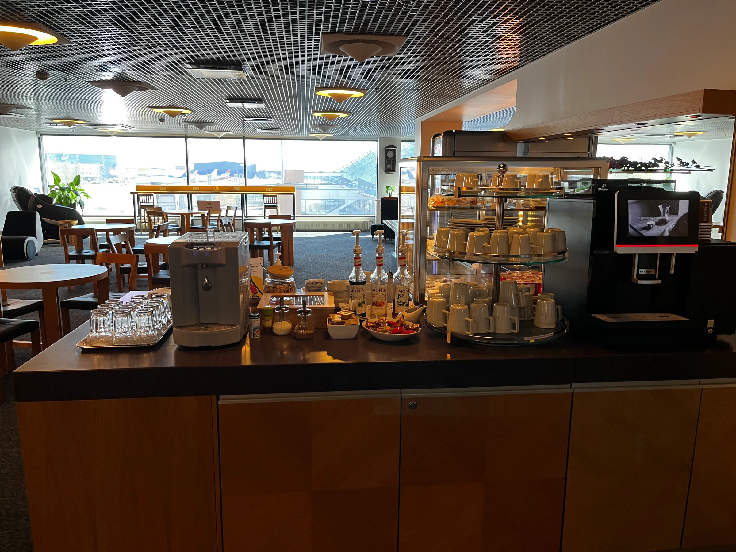 Lounge mit Kaffeevollautomat und Getränken