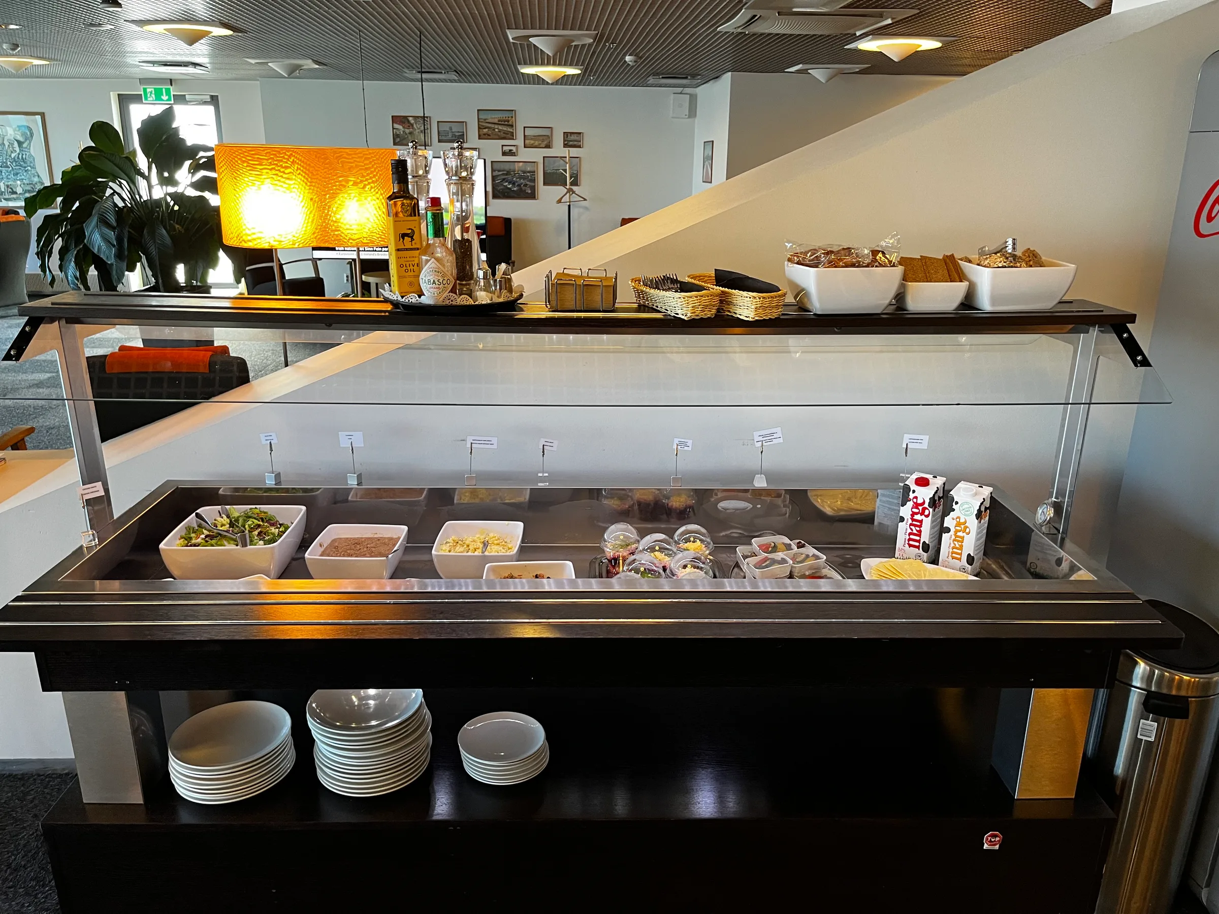 Buffet mit Salaten, Käse und Getränken im Flughafenlounge